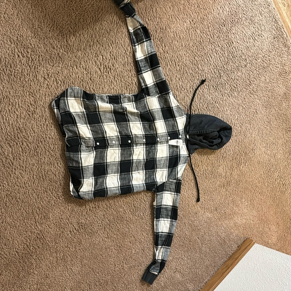 American Eagle Flannel Hoodie. New with tags. Black and white.